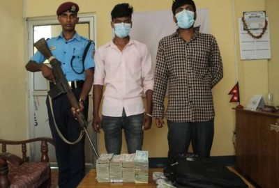 स्रोत नखुलेको २० लाख नगदसहित २ जना पक्राउ 